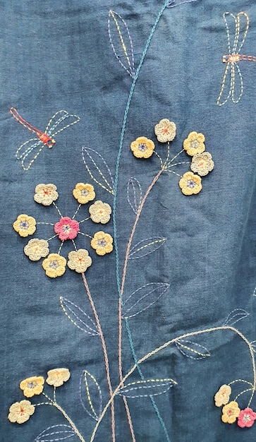 Zbliżenie na haftowany wzór w pastelowych barwach